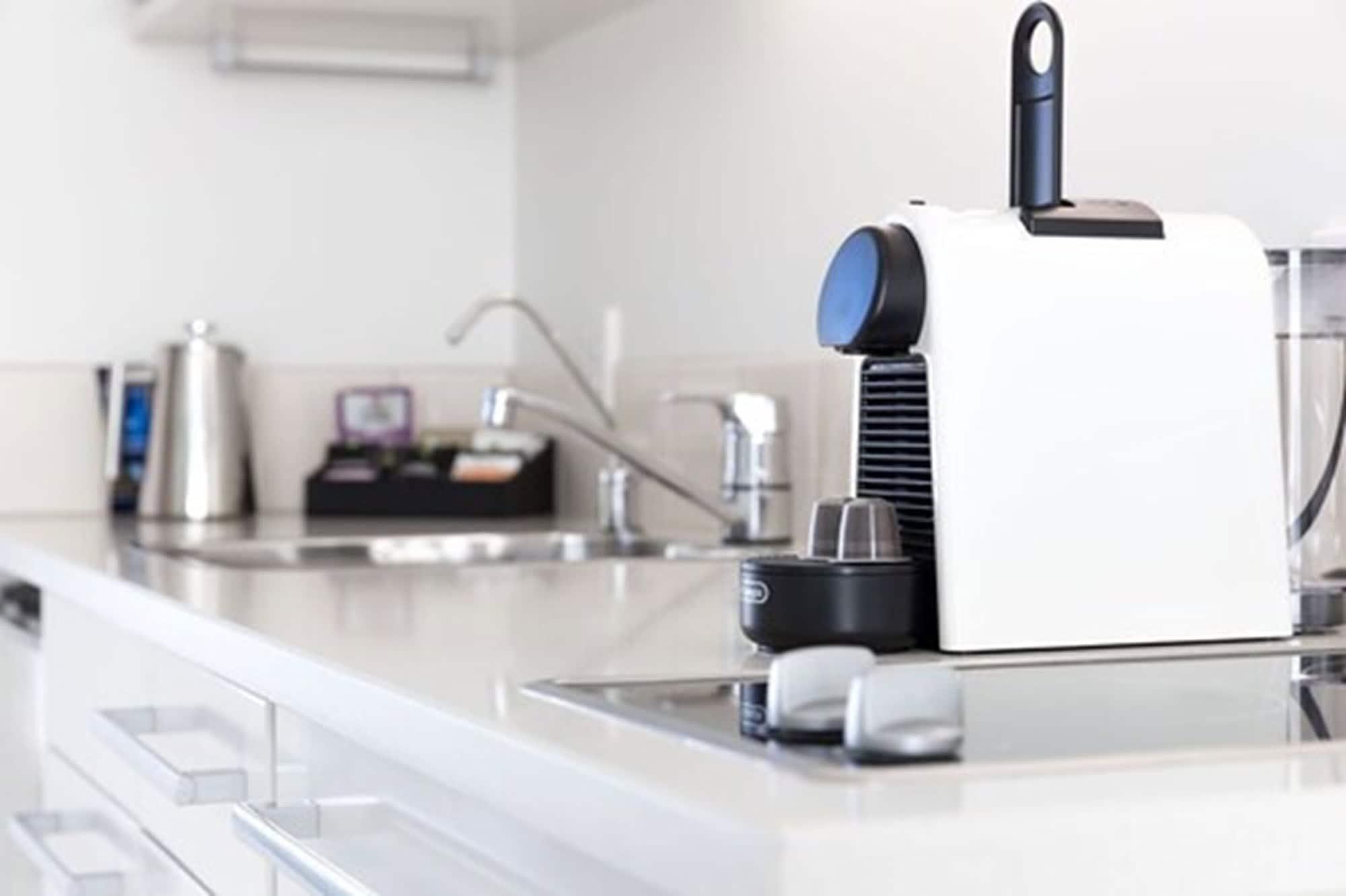 Palazzo Motor Lodge Νέλσον Εξωτερικό φωτογραφία A Nespresso Inissia machine