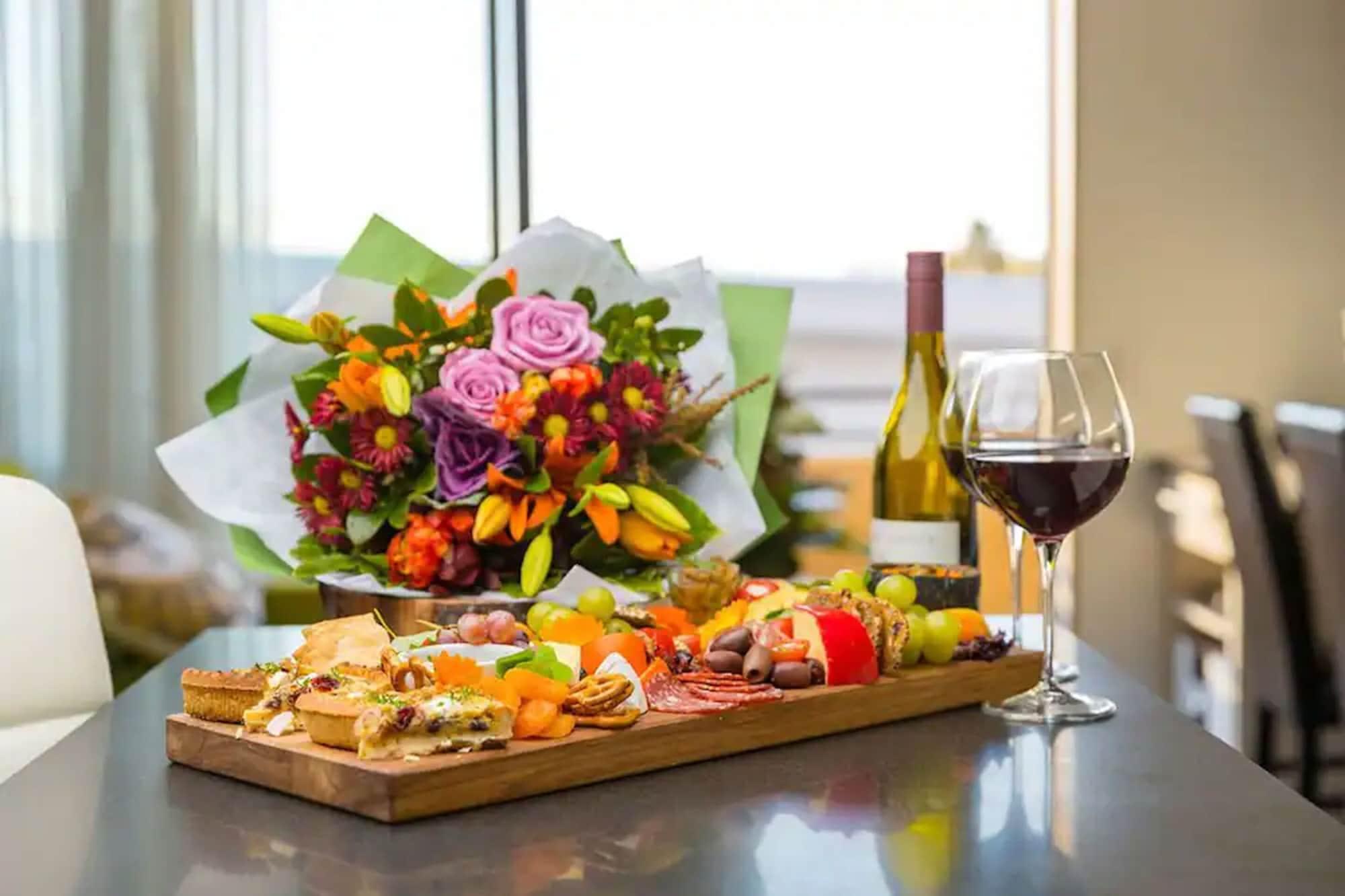 Palazzo Motor Lodge Νέλσον Εξωτερικό φωτογραφία A cheese board with wine